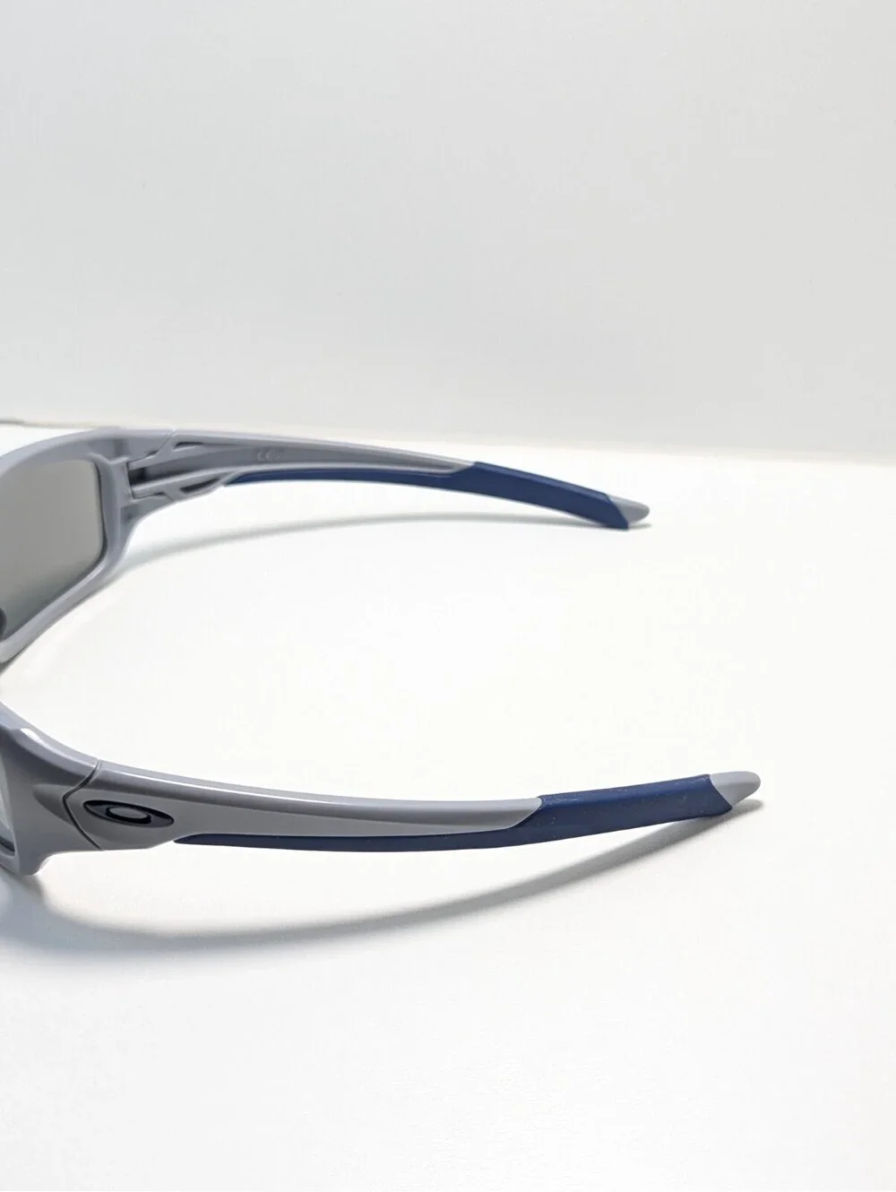 Oakley Valve Classic Gray UV Outdoor Blue Wraparound Men’s Sport Sunglasses